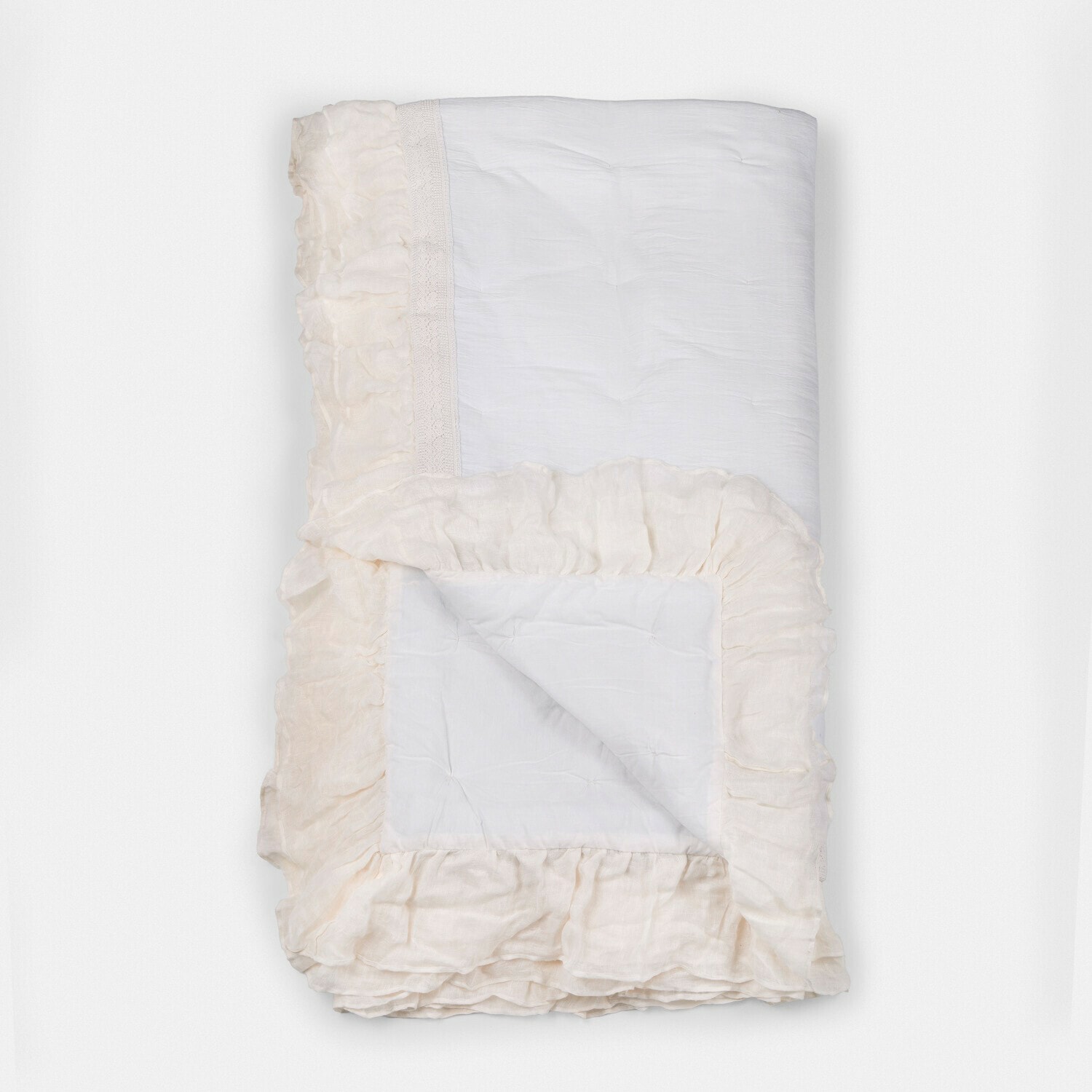 Quilt Jolévianne Weiße Baumwollbettdecke mit cremefarbenem Rüschensaum, weich und dekorativ fürs Schlafzimmer