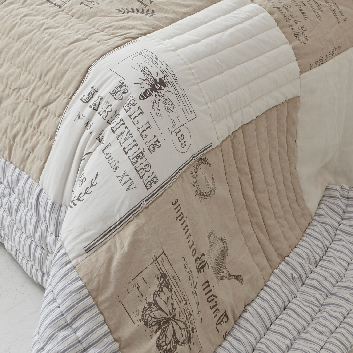 Beige-weiße Baumwoll-Steppdecke mit Schmetterlings- und Bienenmotiv, dekorative Bettwäsche
