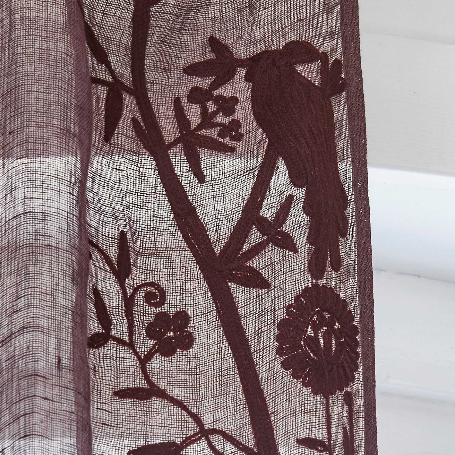 Brauner Vorhang aus leichtem Stoff mit besticktem Vogel- und Blumenmuster zur Fensterdekoration