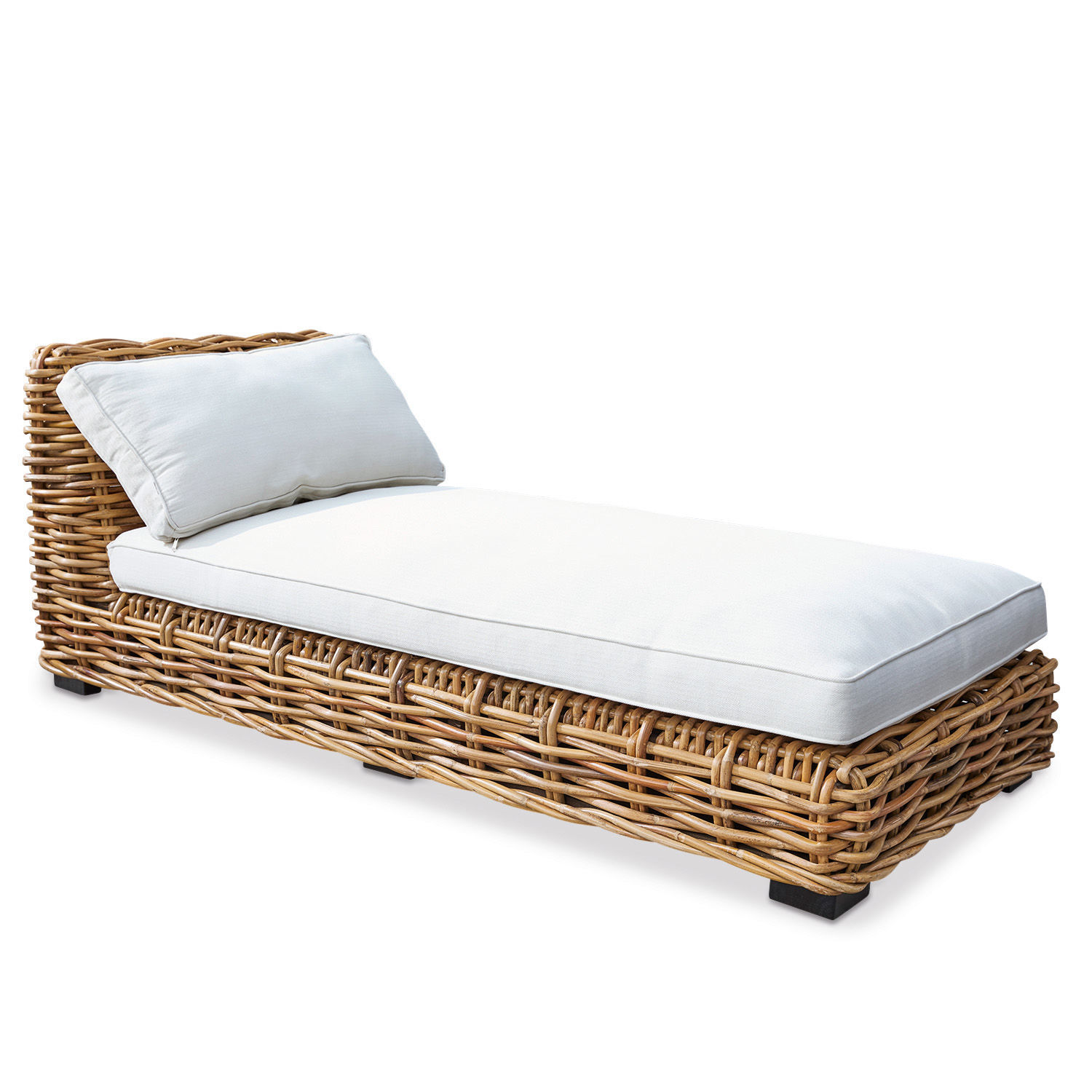 Rattan-Liege mit weißem Kissen und Polster, bequeme Gartenmöbel zum Entspannen