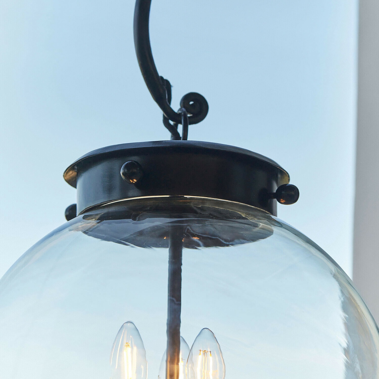 Hängelampe mit klarem Glaskugelglas und schwarzem Metallrahmen, LED-Leuchtmittel sichtbar
