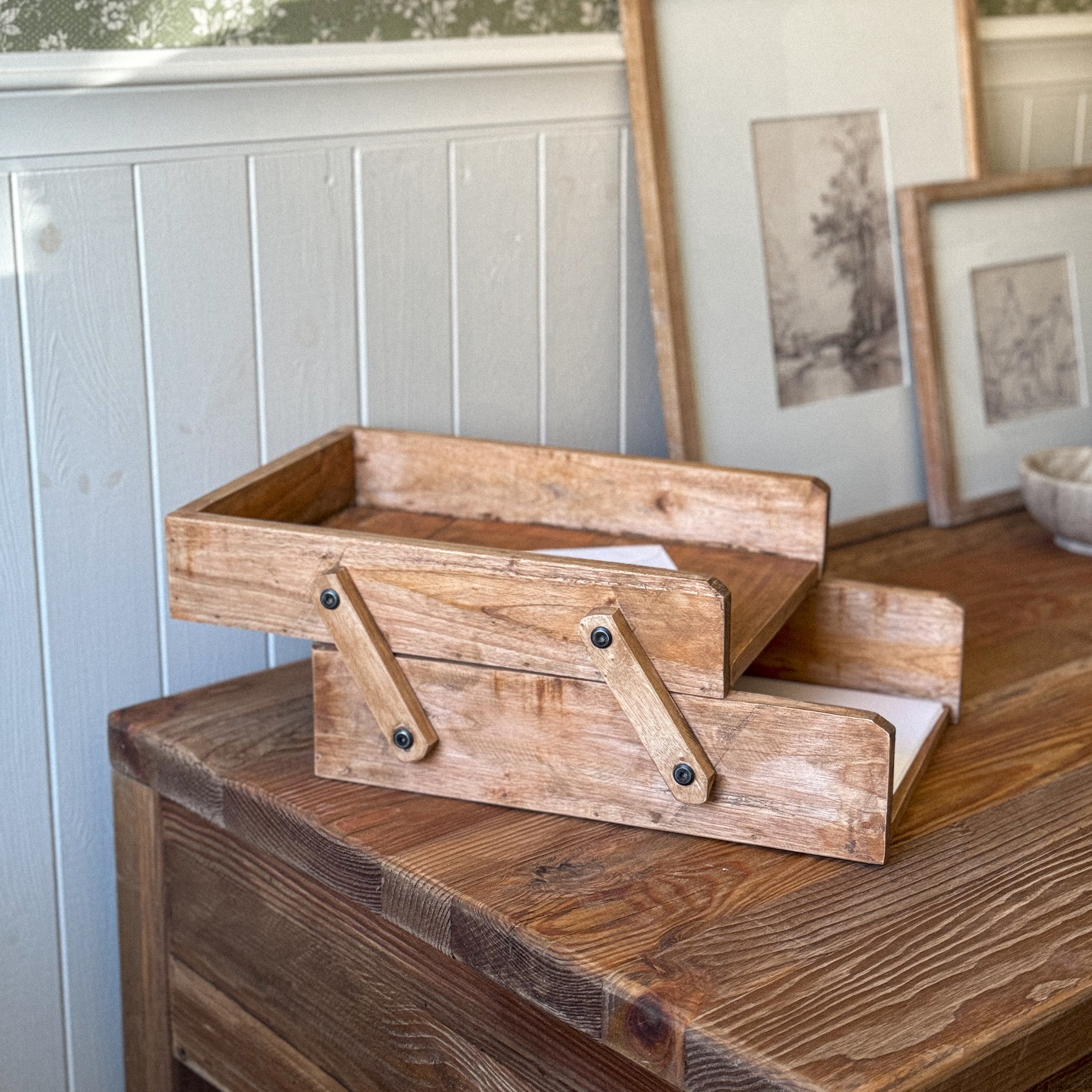 Holzbox aus Naturholz als rustikaler Organizer für den Schreibtisch zur Aufbewahrung
