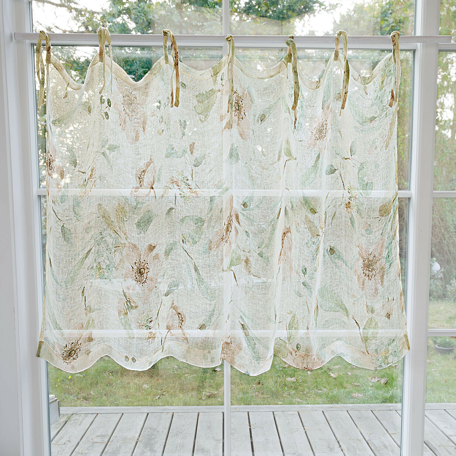 Scheibengardine Aurélines Transparenter Vorhang mit zartem Blumenmuster in Pastellfarben am Fenster