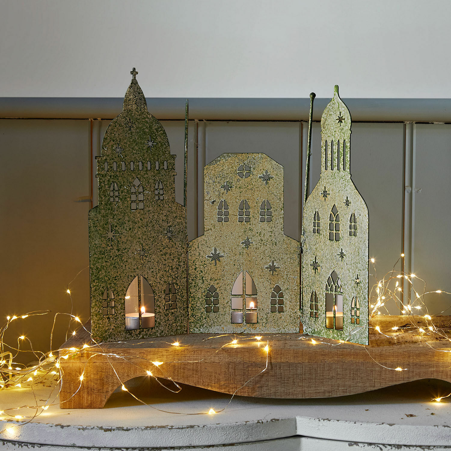 Deko-Shutter Roskilde Metall-Dekoration mit drei Gebäuden und Teelichtern, grün-goldfarben, LED-Weihnachtsdeko für stimmungsvolle Beleuchtung