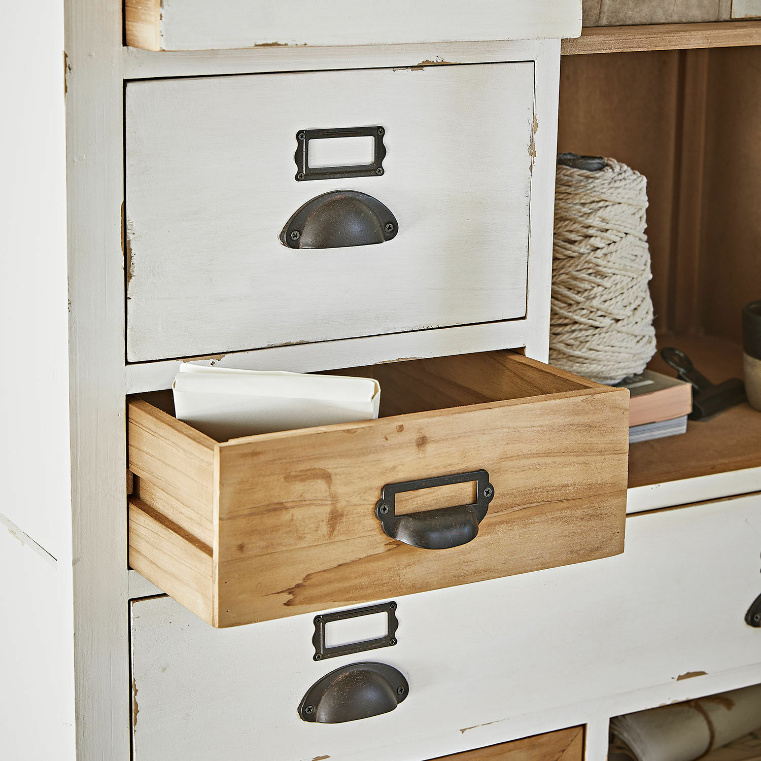 Weiß-beiger Holzschrank mit Schubladen und Metallgriffen zur Aufbewahrung von Dokumenten