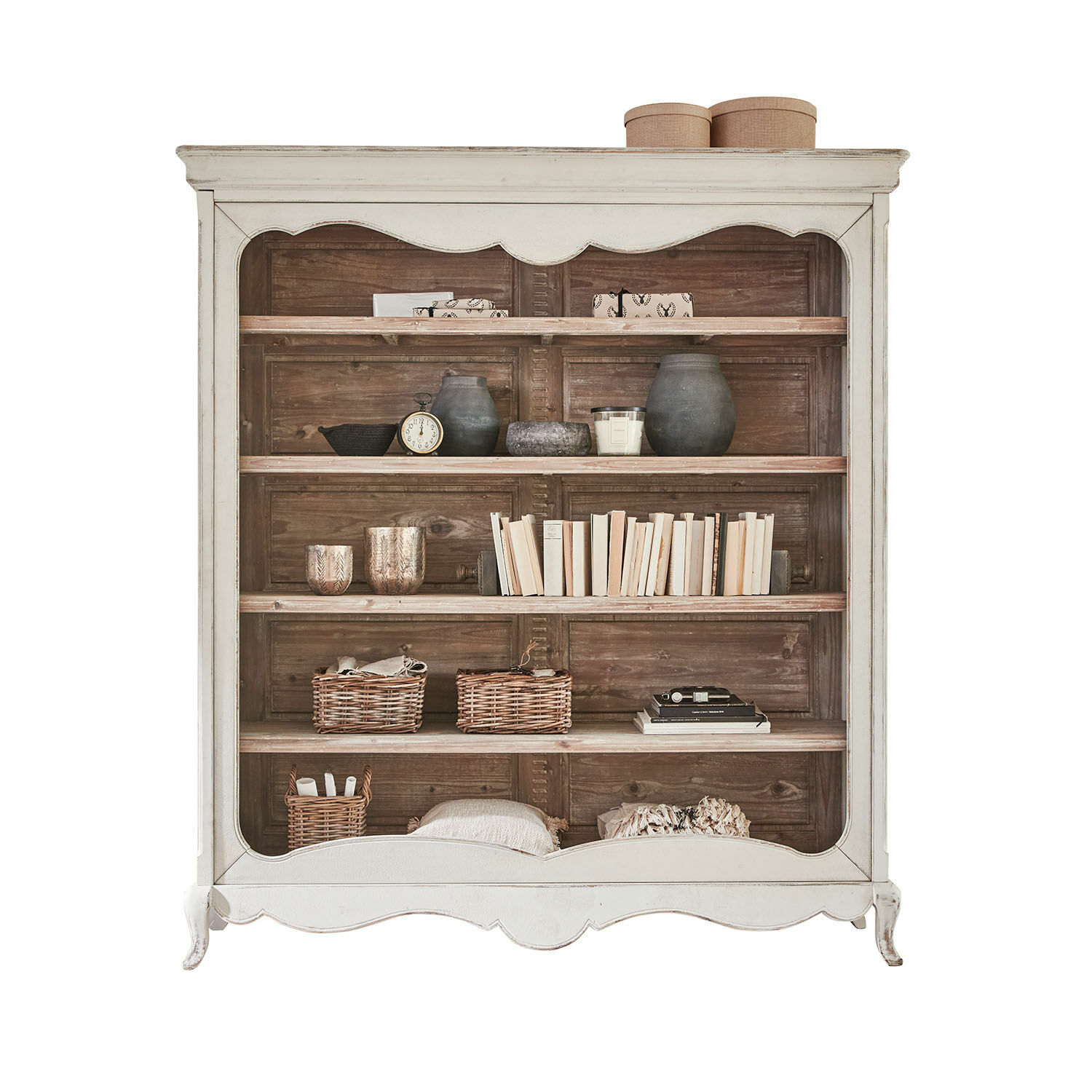 Regal Langworth Weiße Holzvitrine im Vintage-Stil mit Regalen, dekoriert mit Büchern und Wohnaccessoires