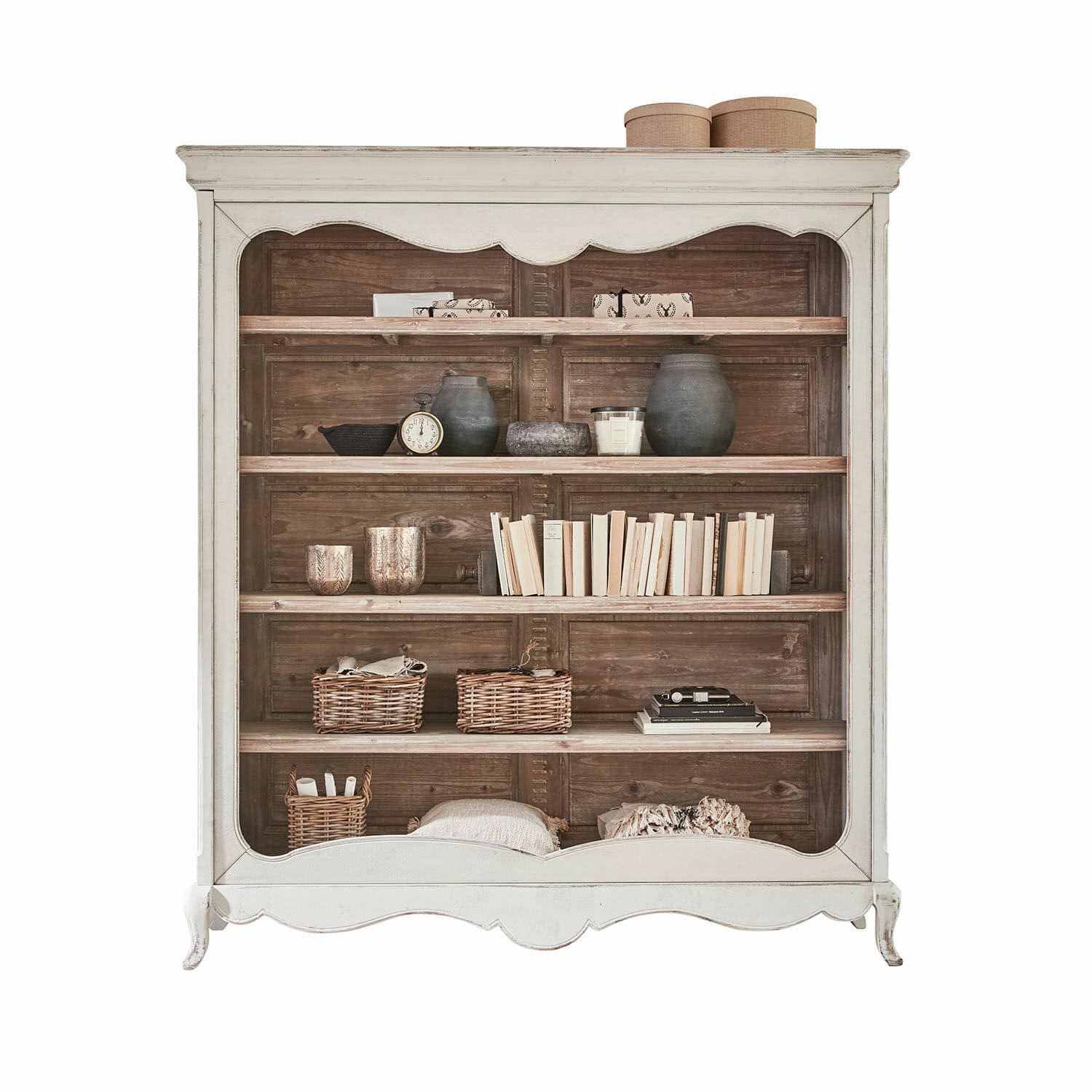 Regal Langworth Weiße Holzvitrine im Vintage-Stil mit Regalen, dekoriert mit Büchern und Wohnaccessoires