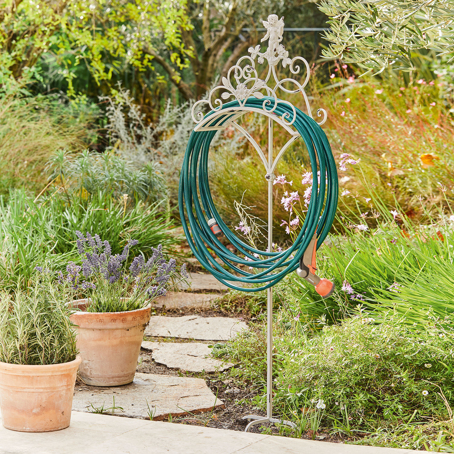 Schlauchhalter Chambellay Weißer Metall-Schlauchhalter im Vintage-Stil im grünen Garten mit Gartenschlauch