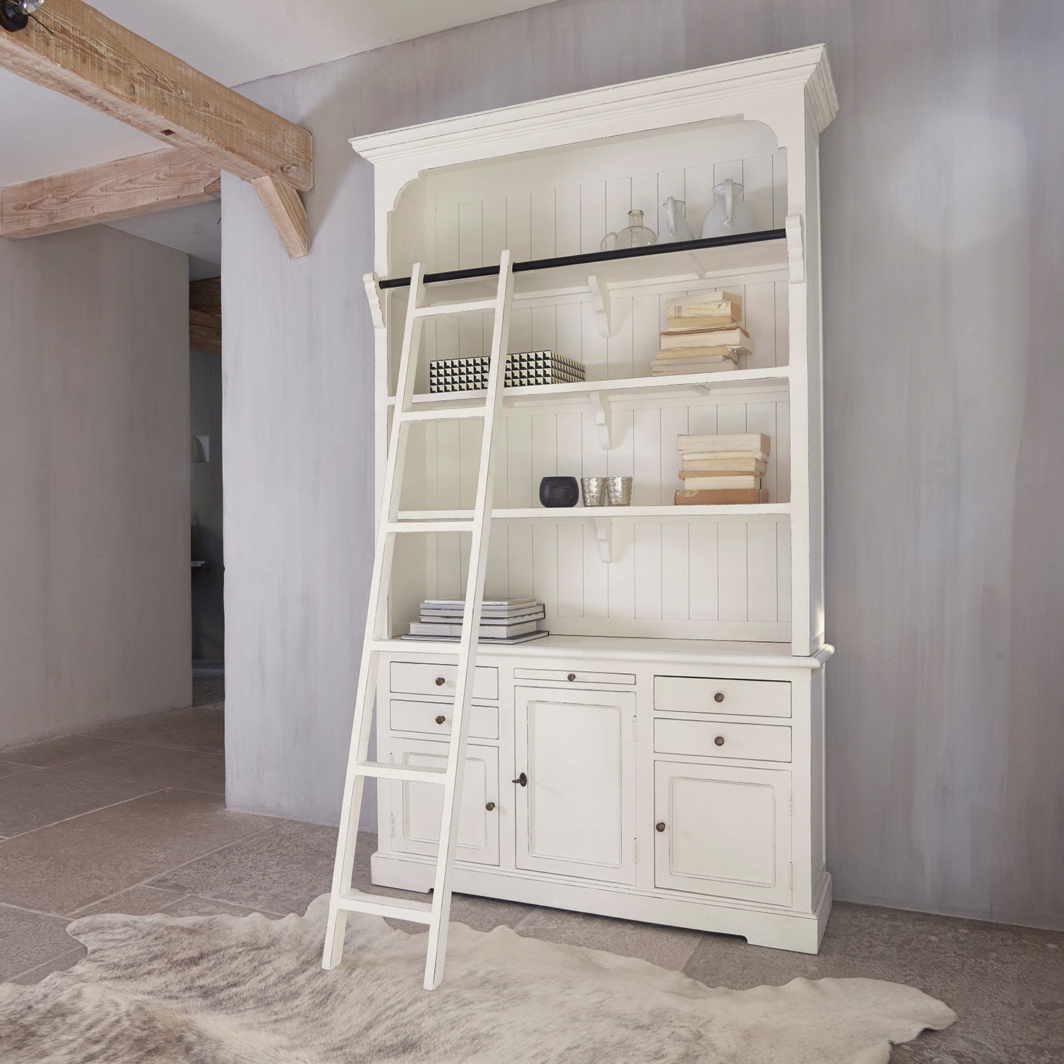 Weiße Holzvitrine mit Leiter und Regalen, stilvolles Möbelstück für Wohnzimmer oder Büro