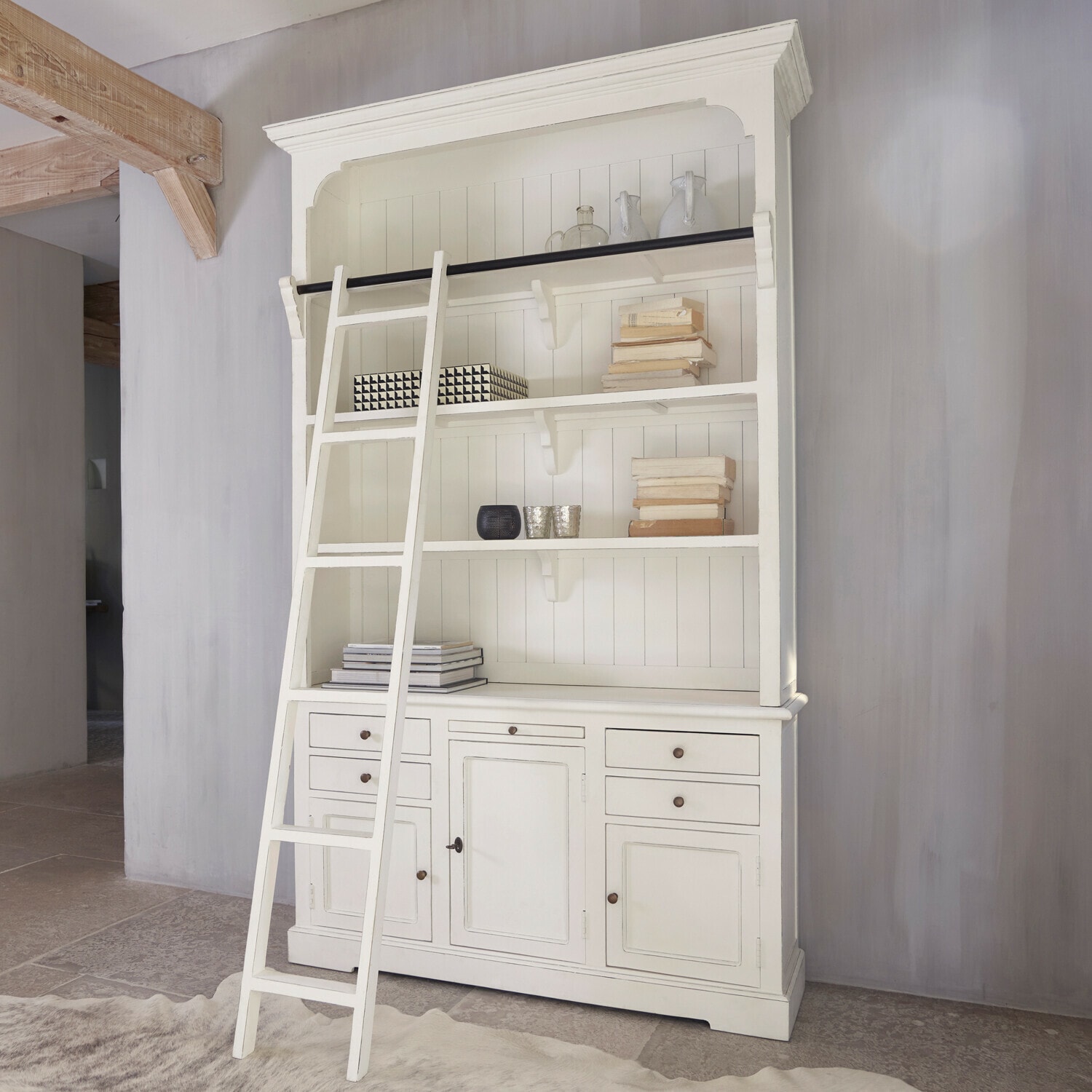 Schrank Monts Weiße Holzvitrine mit Leiter und Regalen, stilvolles Möbelstück für Wohnzimmer oder Büro