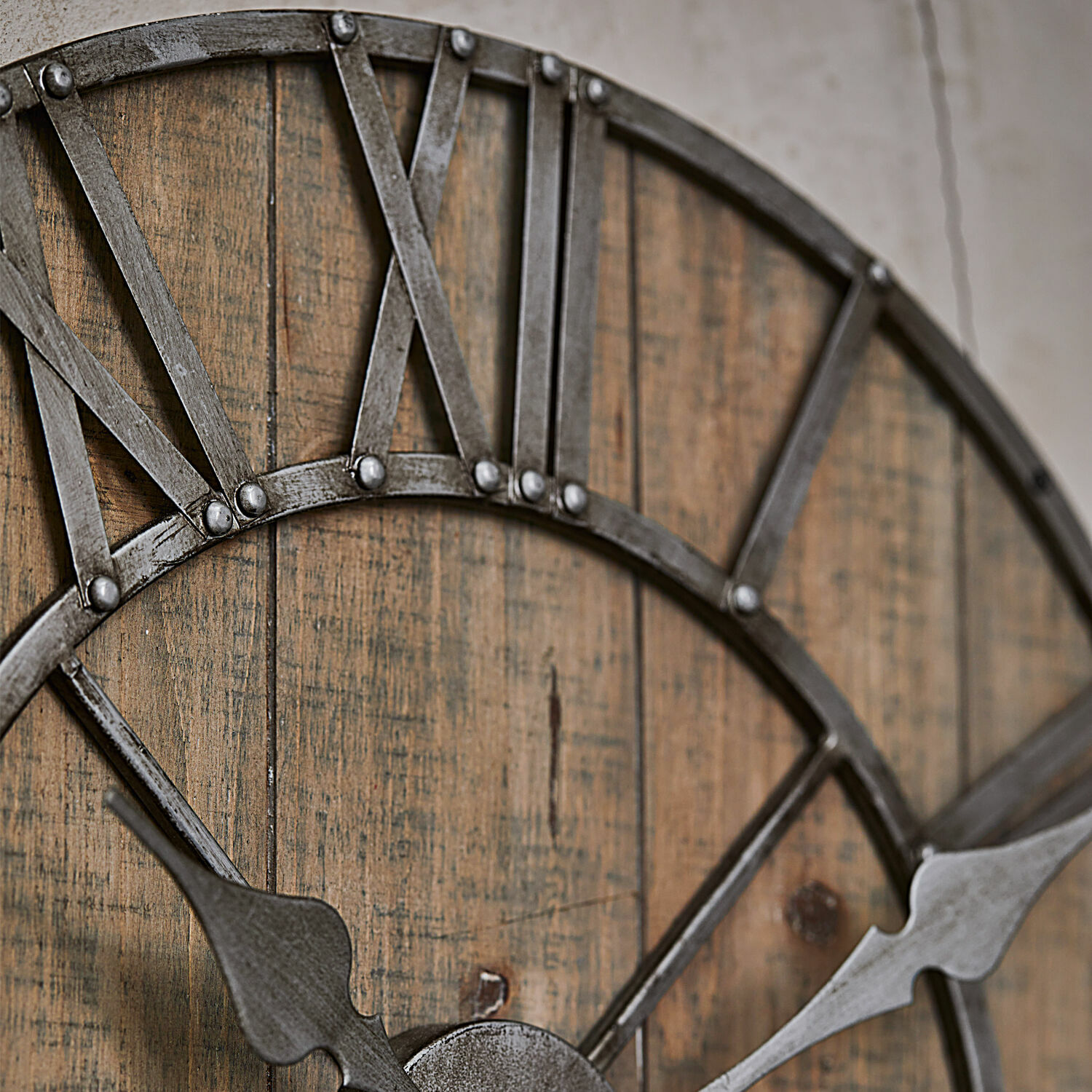 Wanduhr aus Holz und Metall im Vintage-Stil mit römischen Zahlen und grauen Zeigern