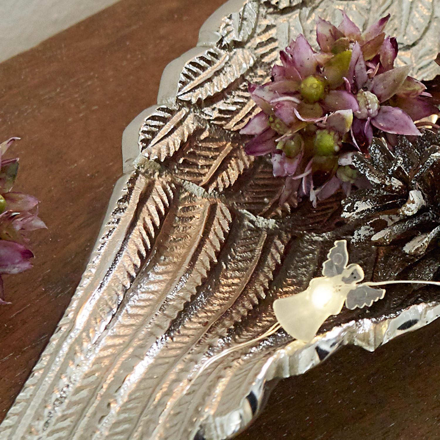 Dekoratives silbernes Tablett aus Metall mit Blattmuster, violetten Blumen und LED-Engelslicht
