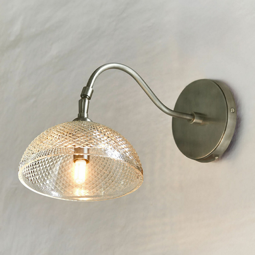 Wandlampe aus Metall mit gebogenem Arm und diamantgeprägtem Glasschirm in Silber