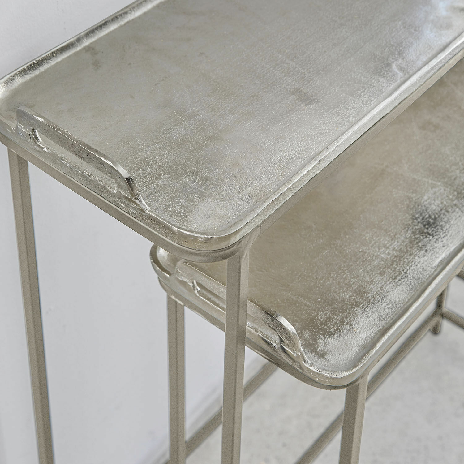 Beistelltisch aus silbernem Metall mit zwei strukturierten Tabletts für vielseitige Nutzung