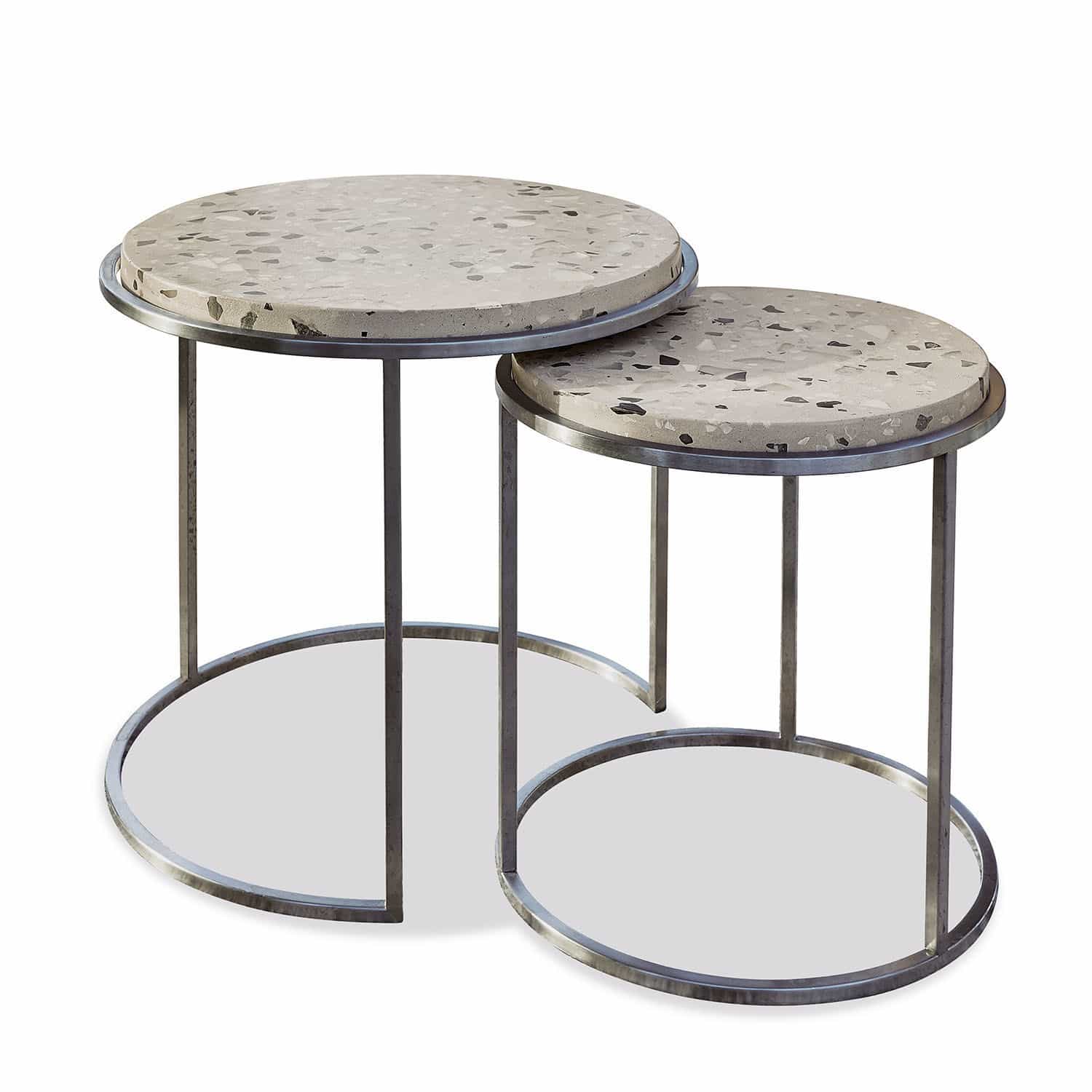 Set aus zwei runden Beistelltischen mit Terrazzo-Betonplatte und grauem Metallgestell