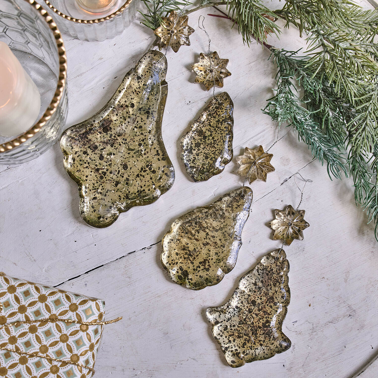 Weichnachtsschmuck 4er Set Dolenza Set goldfarbiger Metall-Weihnachtsanhänger in Glocken- und Sternform auf weißem Hintergrund