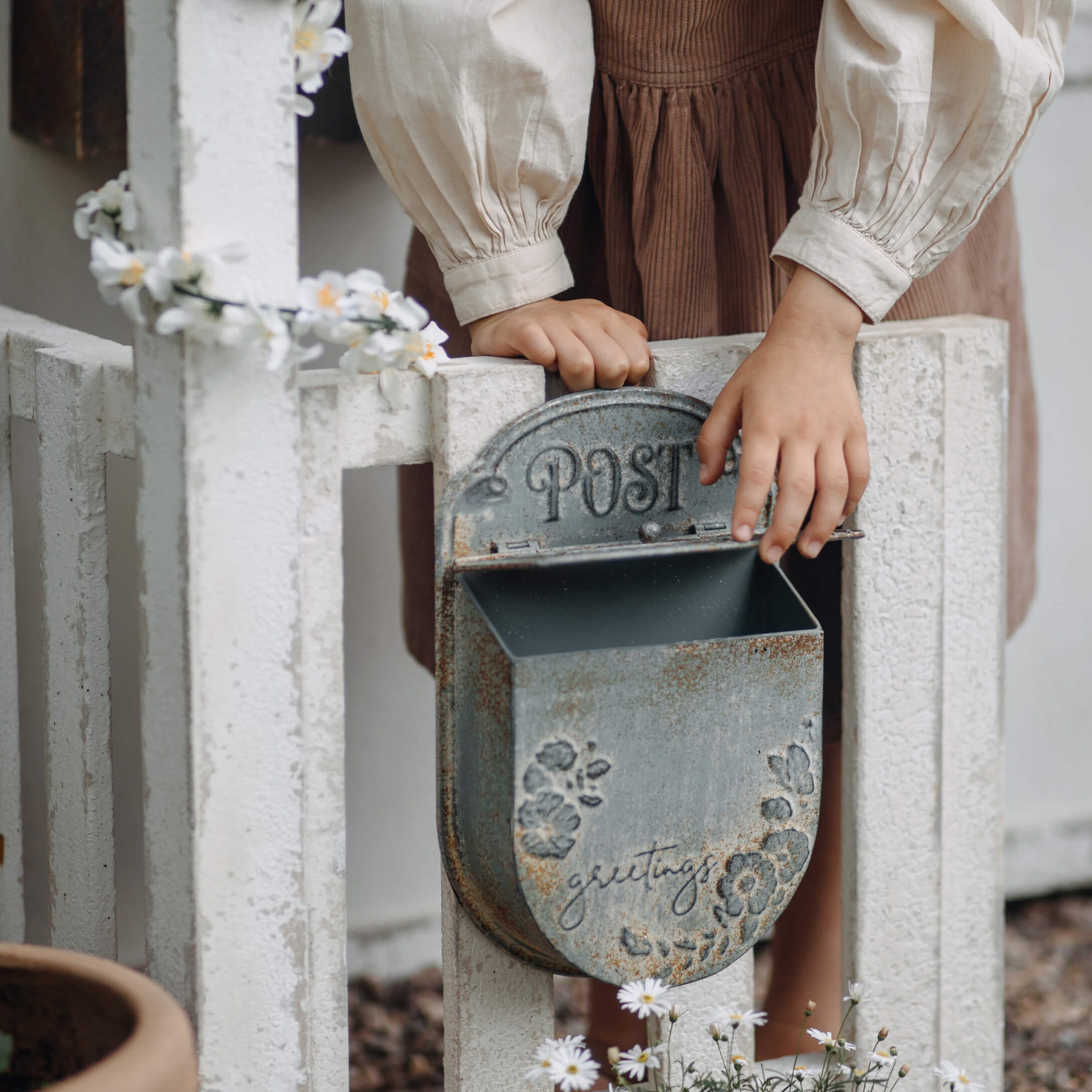 Metall-Briefkasten im Vintage-Stil mit POST-Schriftzug und floralem Muster, grau und rostig