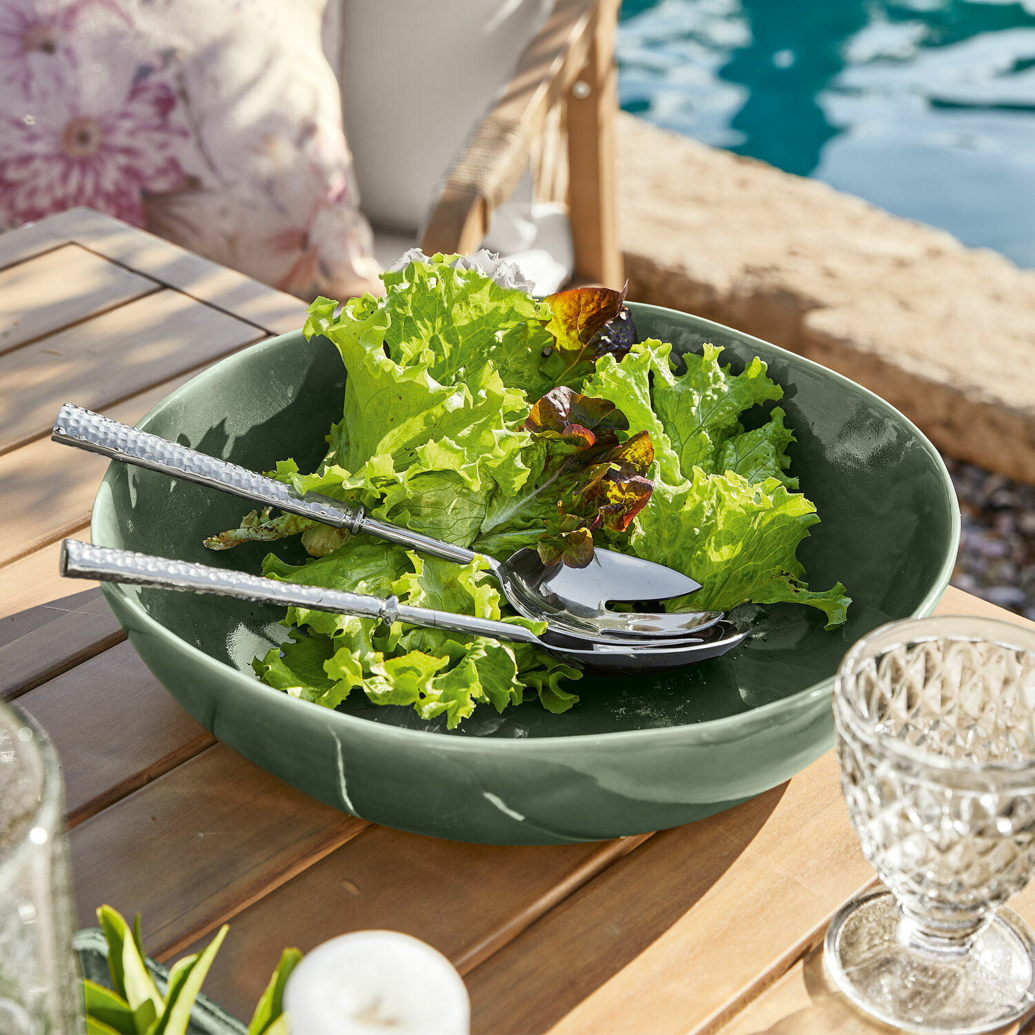 Schüssel Calvi Grüne Keramikschüssel mit Salat und silbernem Besteck auf Holztisch im Außenbereich