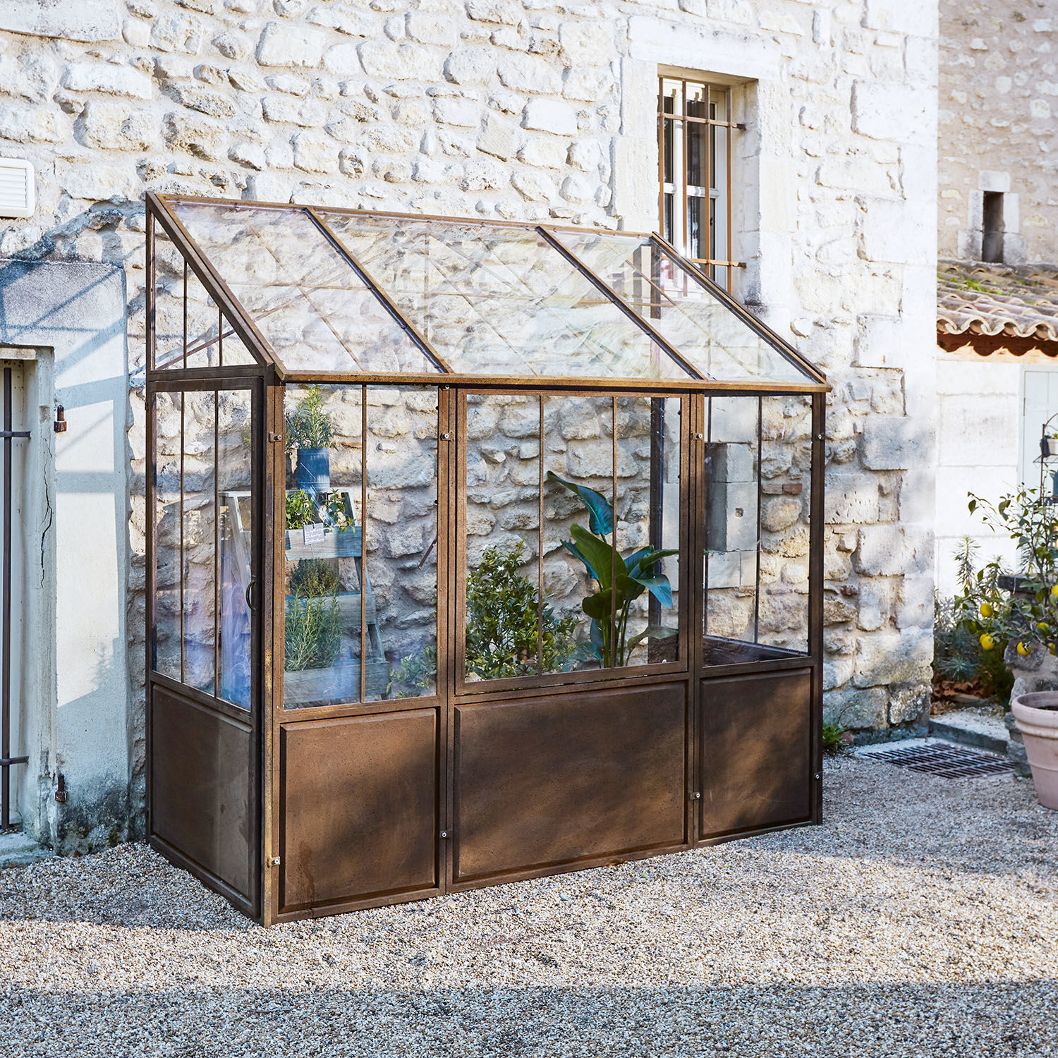 Gartengewächshaus mit rostfarbener Metallrahmenkonstruktion, ideal für Pflanzenanbau im Garten