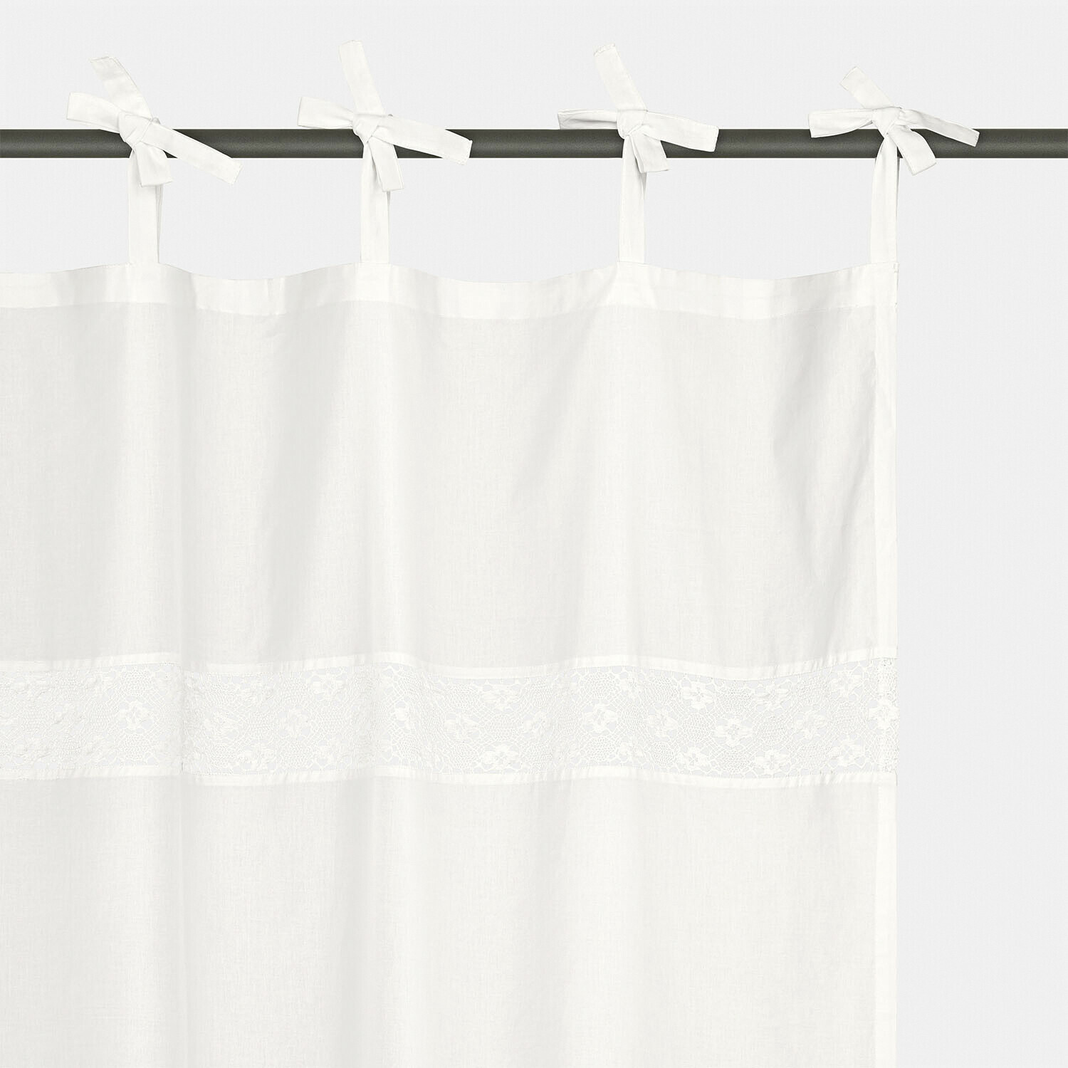 Weiße Baumwollgardine mit Spitzenband und Bindeschlaufen zum Aufhängen, Fensterdekoration