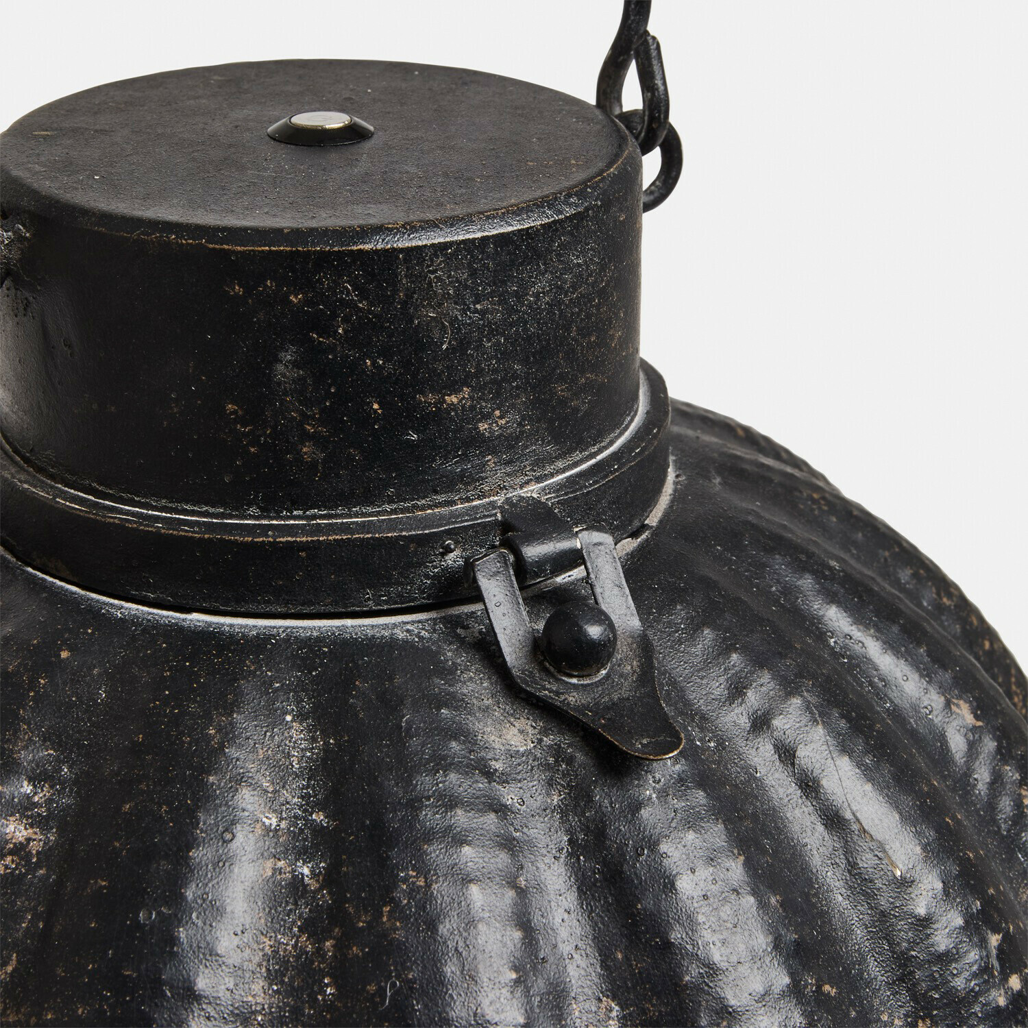 Schwarze Metall-Hängelampe mit antiker Oberfläche und Verschlussdetail