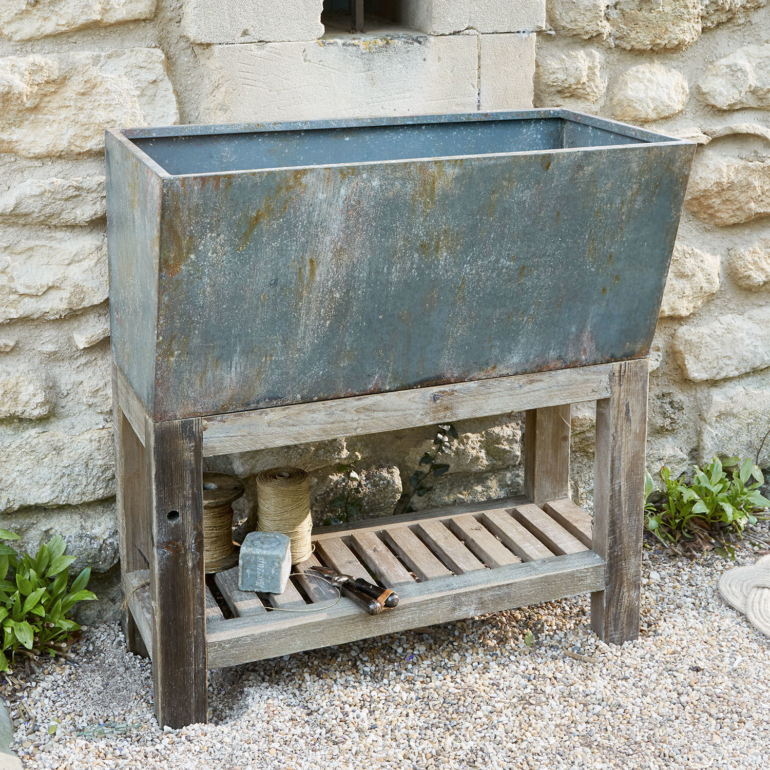 Metall-Pflanzkübel auf Holzgestell im Vintage-Stil für Garten oder Terrasse