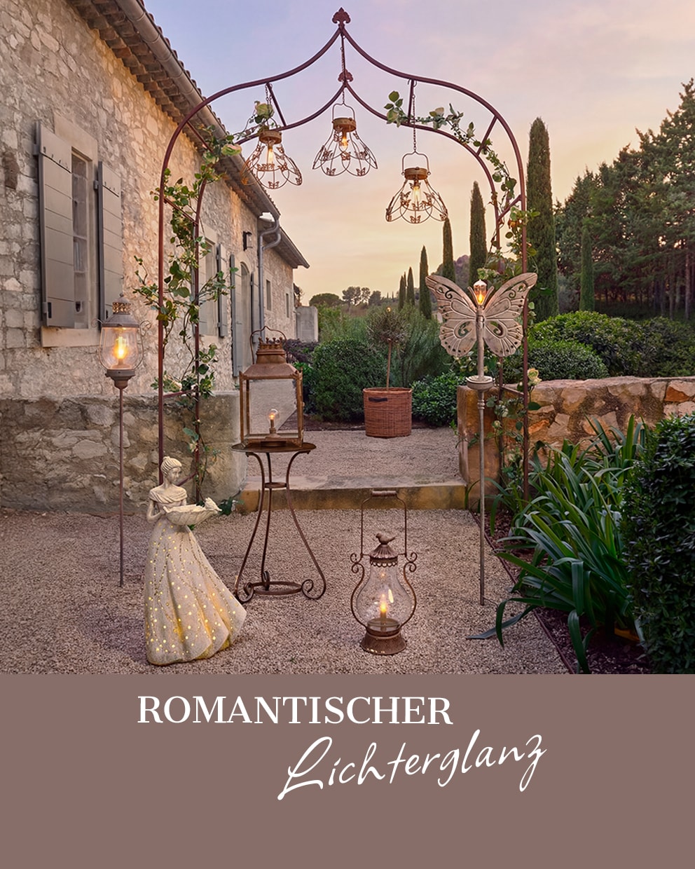 Romantisches Gartenlampen-Set aus Metall mit Figur einer Frau im weißen Kleid, beleuchtet am Abend