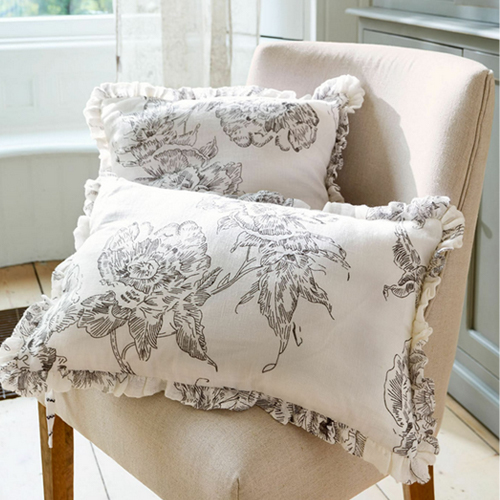 Dekorative Baumwollkissen in Creme mit floralem Muster und Rüschen, stilvoll für das Wohnzimmer