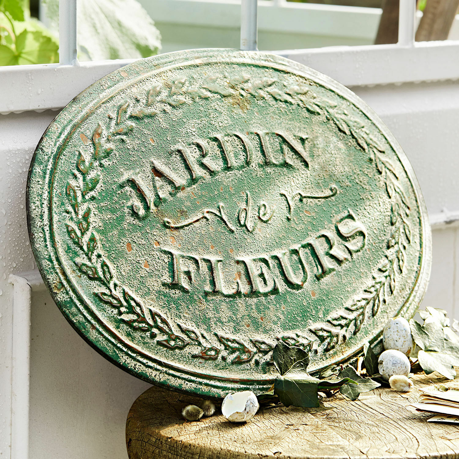 Deko-Schild Jardin de Fleurs Ovale grüne Metall-Gartentafel mit Schriftzug Jardin de Fleurs und Blattverzierung