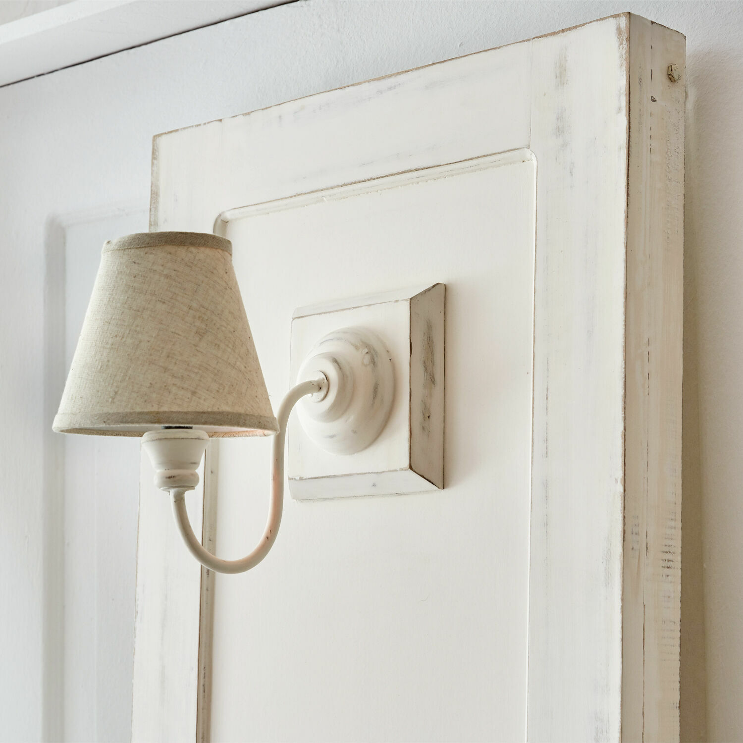 Weiße Holz-Wandleuchte mit beigem Vintage-Schirm für gemütliches Wohnzimmer