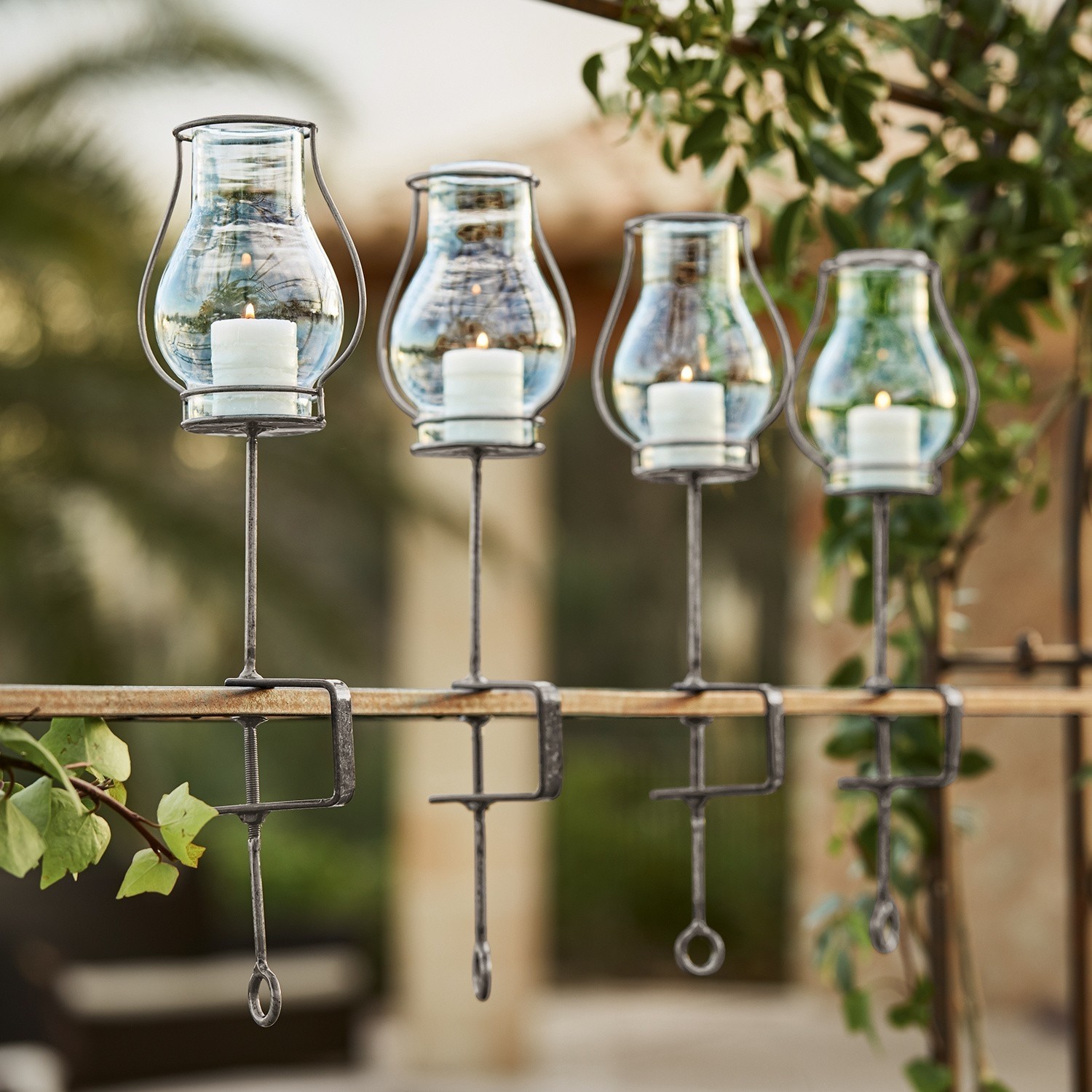 Windlicht 4er Set Calindra Vier Glaslaternen mit Metallhalterungen zum Befestigen an Geländer, stilvolle Gartendekoration