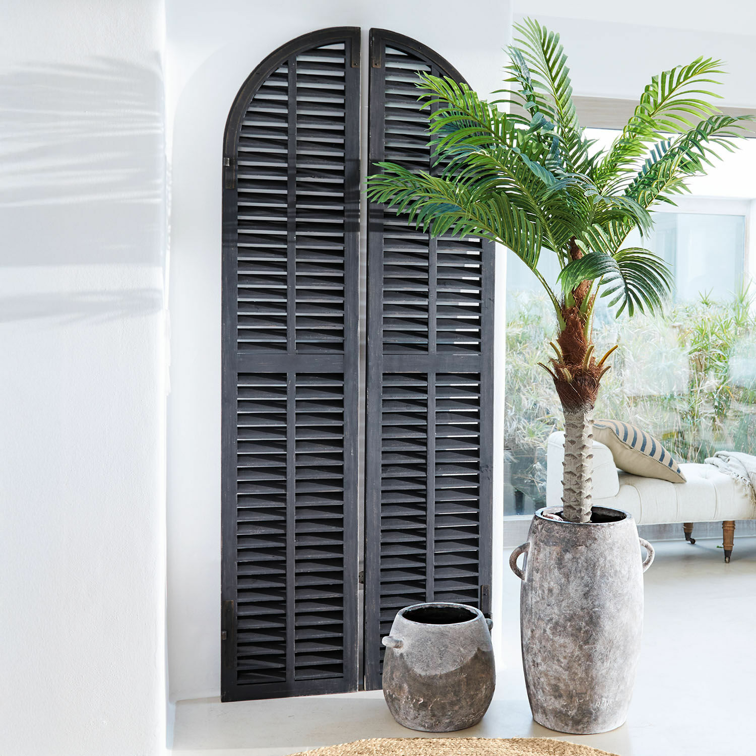 Deko-Paneel Qixalvo Dekorative schwarze Holzfensterläden mit Bogenform in hellem Raum mit Steintöpfen