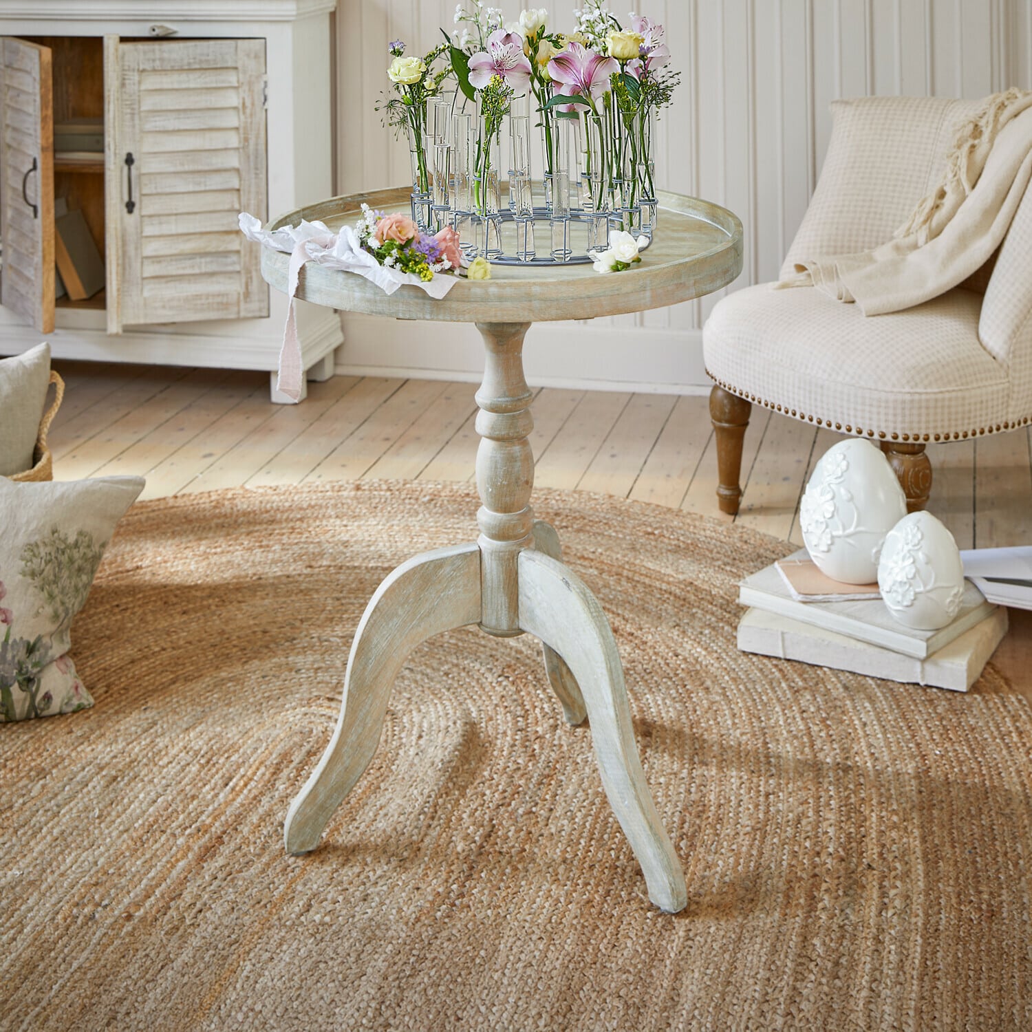 Beistelltisch Brookdale Runder Vintage-Holztisch in hellem Farbton mit Blumenarrangement auf der Tischplatte im Wohnzimmer