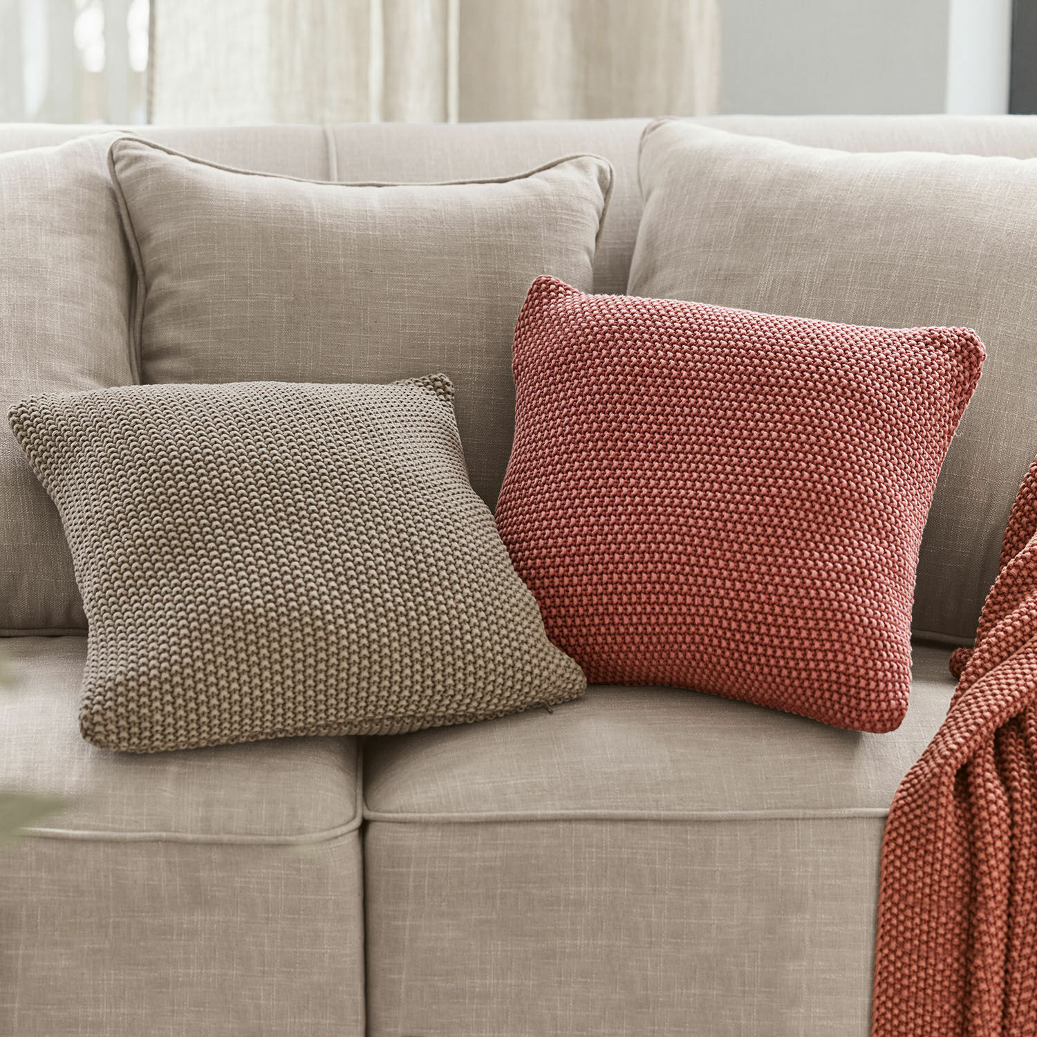 Kissenhülle 2er Set Terry Zwei gestrickte Dekokissen in Beige und Ziegelrot auf hellgrauem Sofa für gemütliches Wohnen
