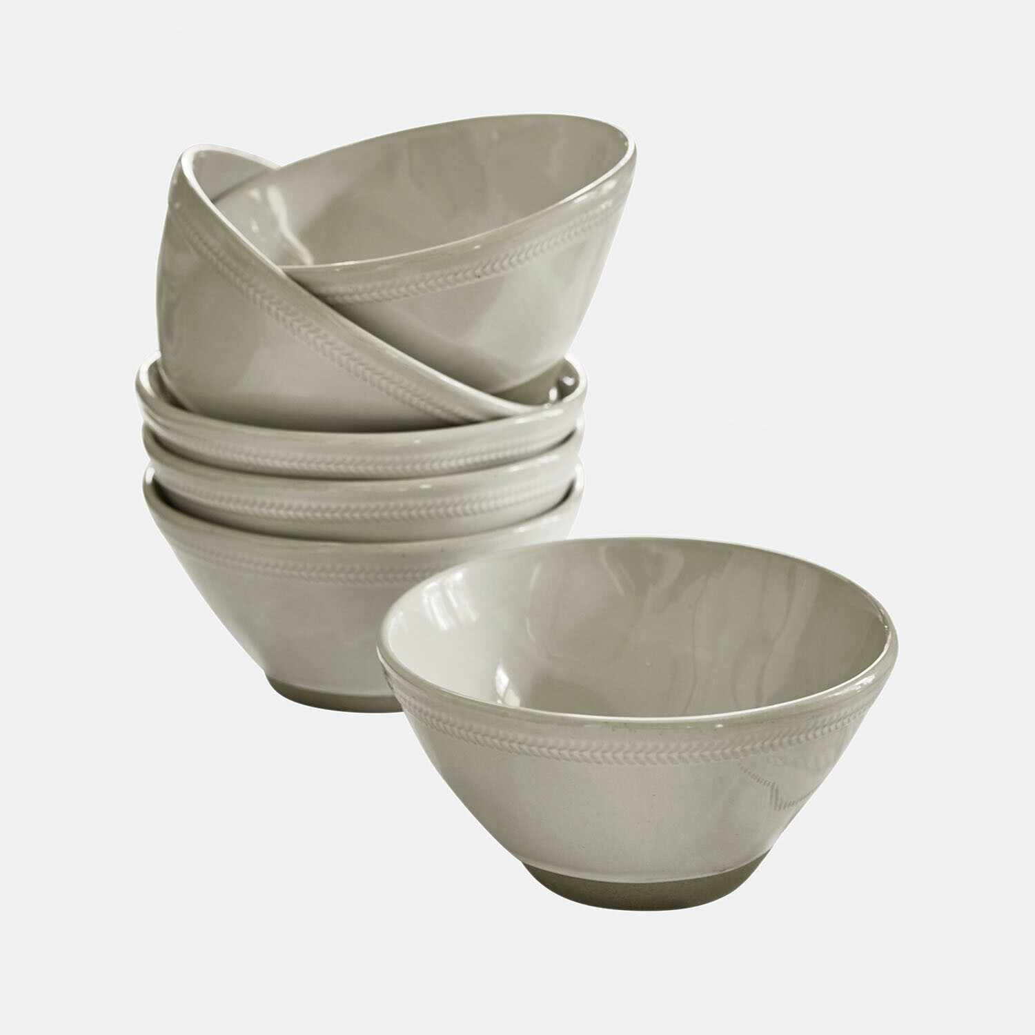 Set aus sechs cremefarbenen Keramikschalen mit feinem Muster am Rand, ideal zum Servieren von Suppen