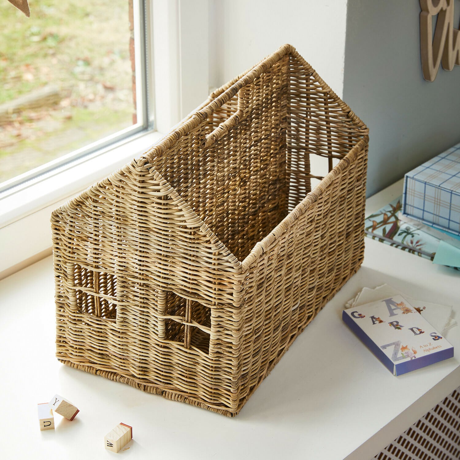 Rattankorb in Hausform in Naturfarbe zur Aufbewahrung von Spielzeug und Dekoration