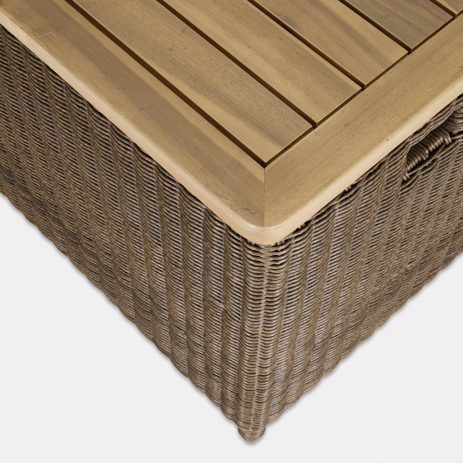 Eckansicht eines Gartentisches mit hellem Holz und braunem geflochtenem Rattan