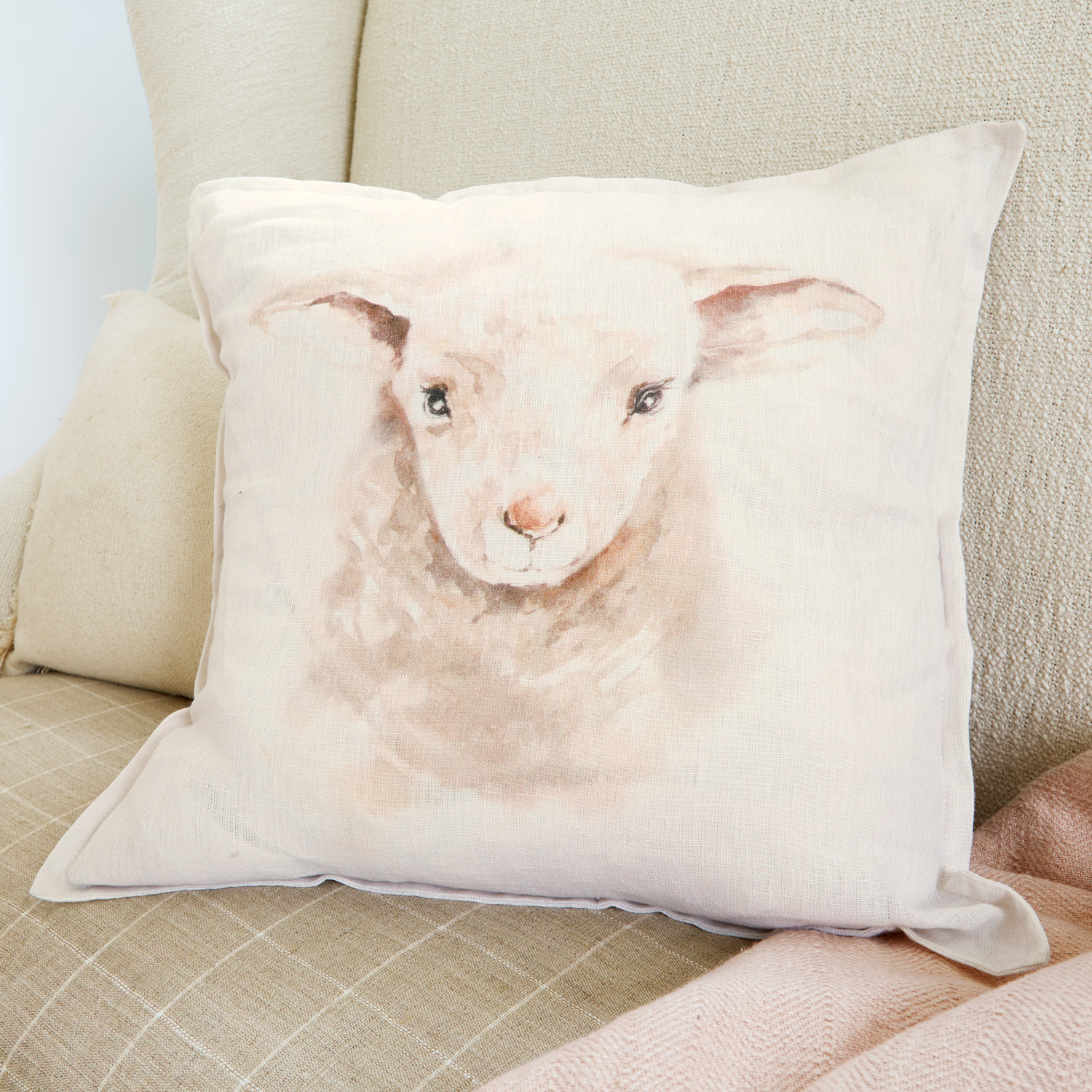 Dekoratives Kissen aus Leinen in Beige mit Lamm-Motiv für gemütliche Wohnräume