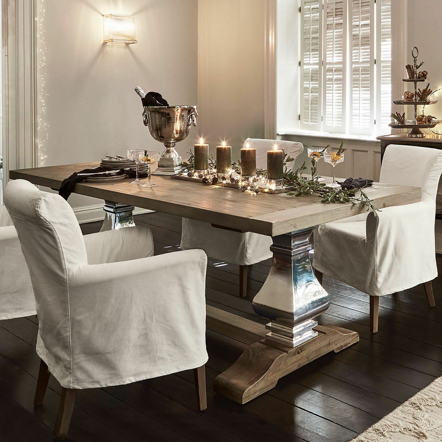 Esstisch Filton Heller Holzesstisch mit Metallbeinen und weißen Stuhlbezügen in elegantem Esszimmer