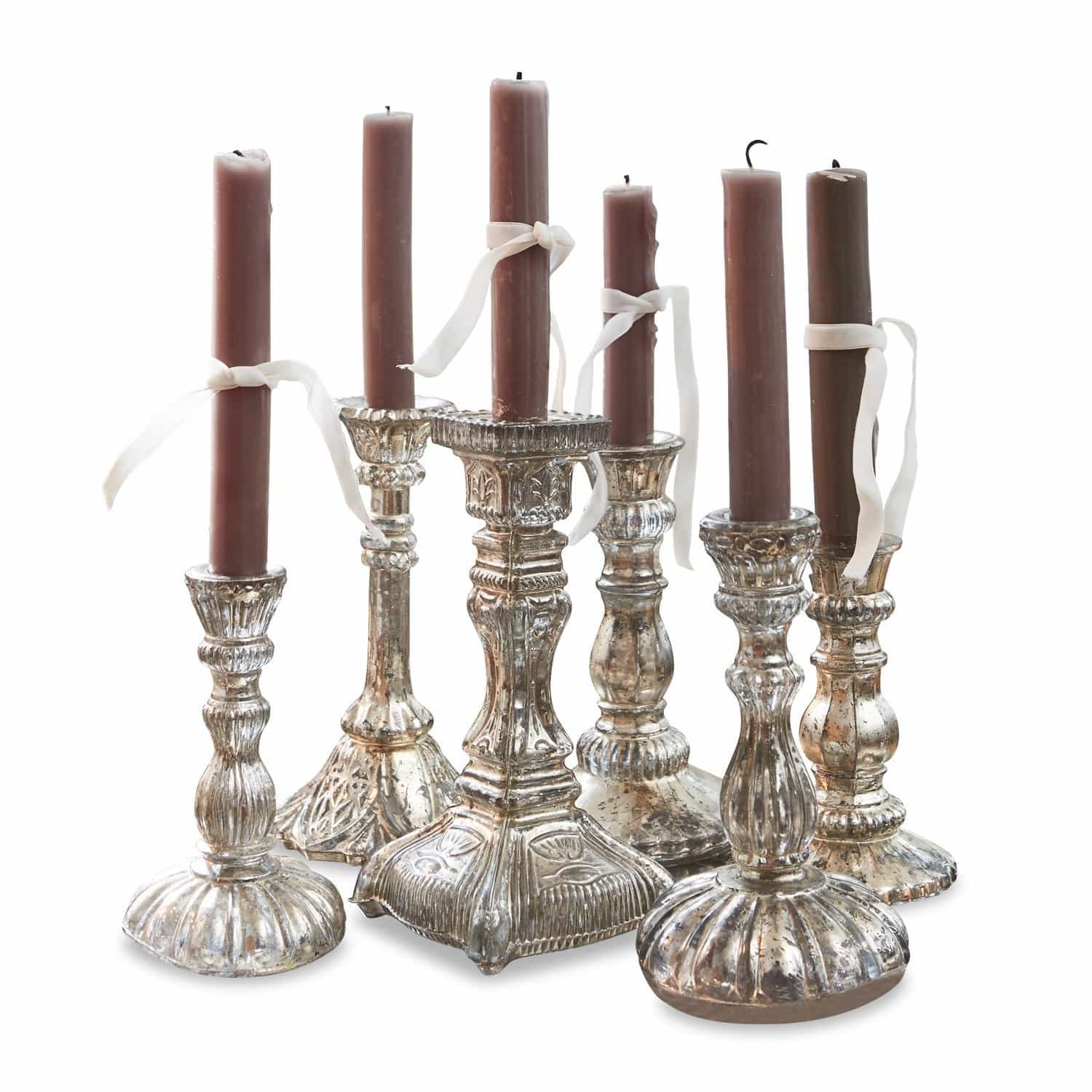Kerzenständer 6er Set Adolpha Sechs silberne Kerzenhalter mit braunen Kerzen und weißen Bändern, dekorativer Tischschmuck