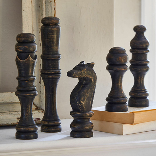 Dekorative Schachfiguren aus schwarzem Holz mit antikem Finish für Wohnraumgestaltung