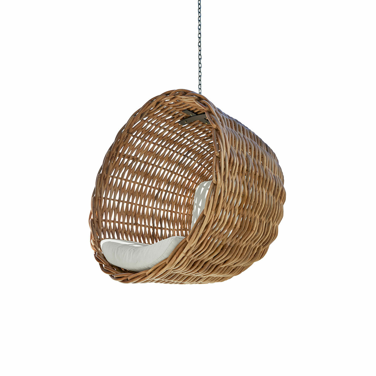 Hängesessel aus natürlichem Rattan mit weißem Kissen, perfekt für Entspannung drinnen und draußen