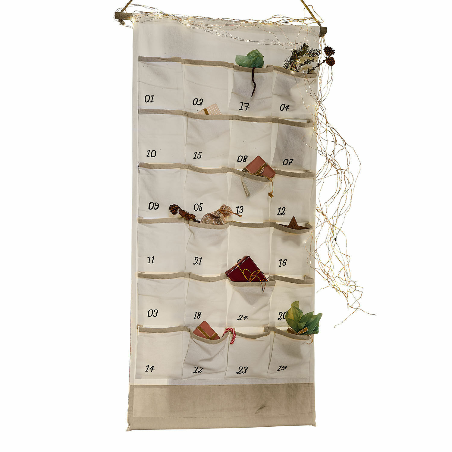 Adventskalender aus Baumwollstoff in Creme mit nummerierten Taschen für Geschenke und Weihnachtsdeko