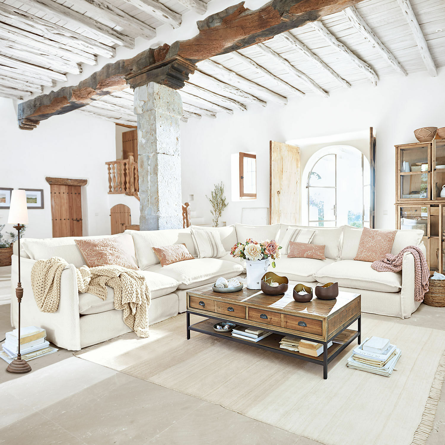 Sofa Illingworth Heller Wohnraum mit cremefarbiger Eckcouch und rustikalem Holztisch im Landhausstil