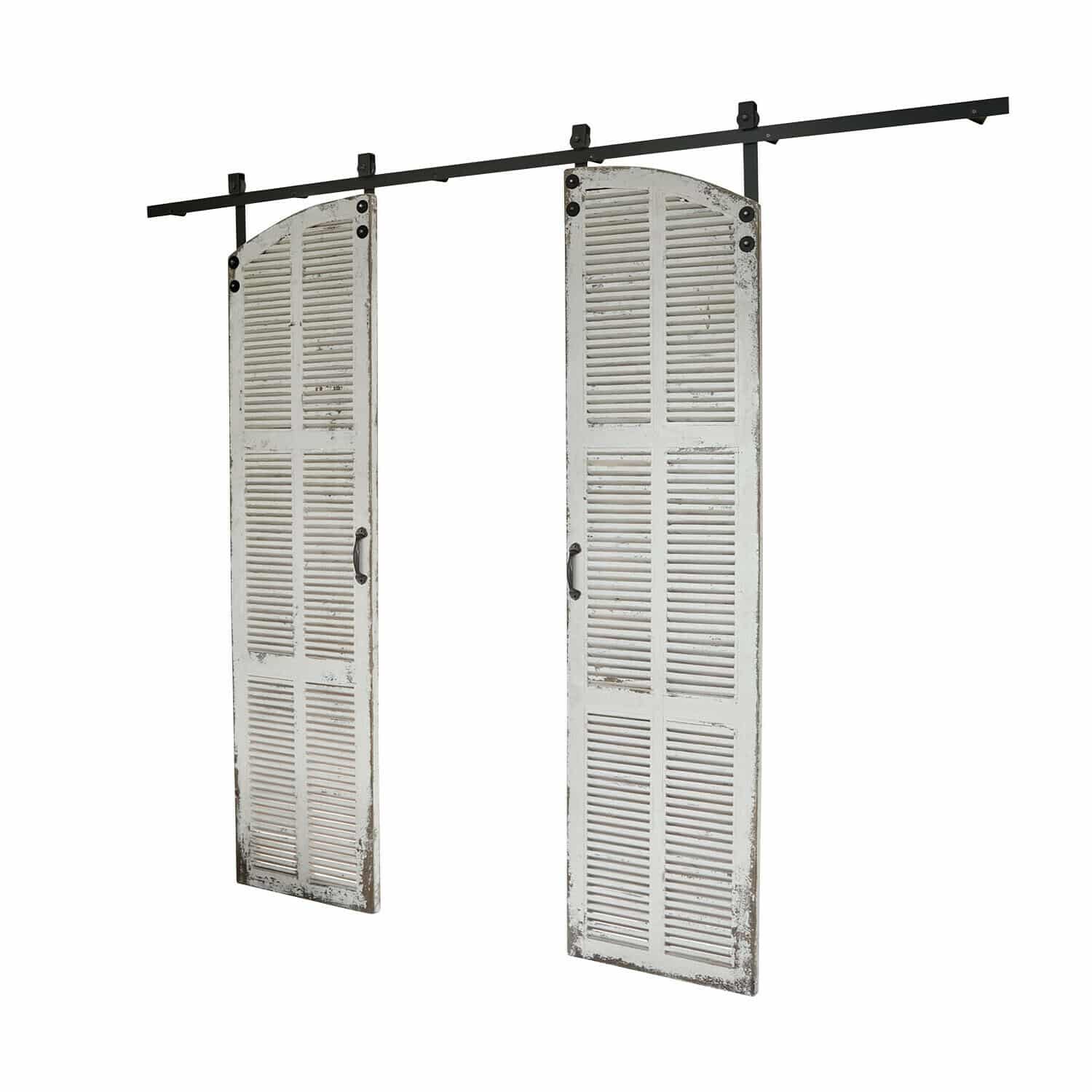 Weiße Holztüren mit Metallgriff und schwarzem Laufschienen-System im Vintage-Stil