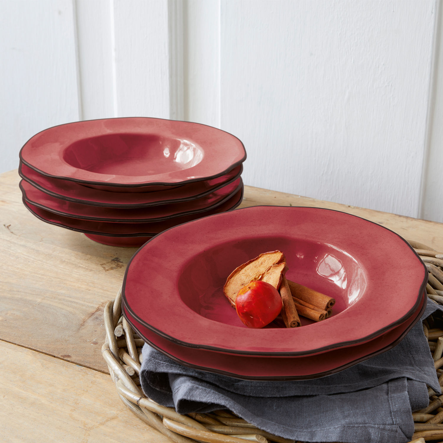 Suppenteller 6er Set Biarré Set aus roten Keramik-Suppentellern auf Holztisch mit Gewürzdeko für den Esstisch