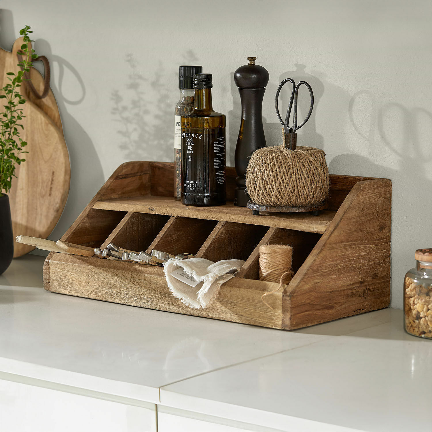 Besteckkasten Ursélie Küchenorganizer aus Holz mit Fächern und Gewürzen auf weißer Arbeitsplatte, Naturholzfarbe