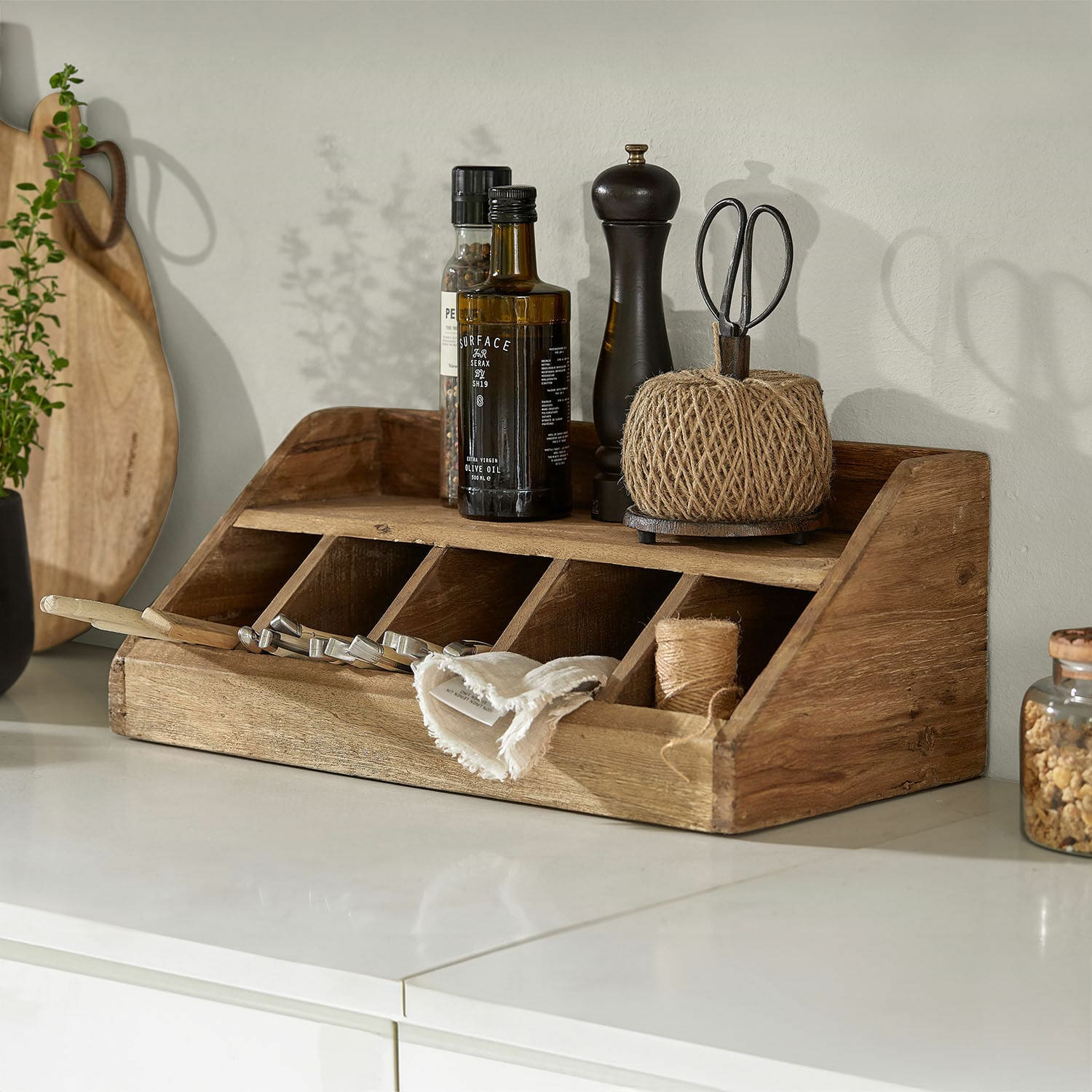 Besteckkasten Ursélie Küchenorganizer aus Holz mit Fächern und Gewürzen auf weißer Arbeitsplatte, Naturholzfarbe