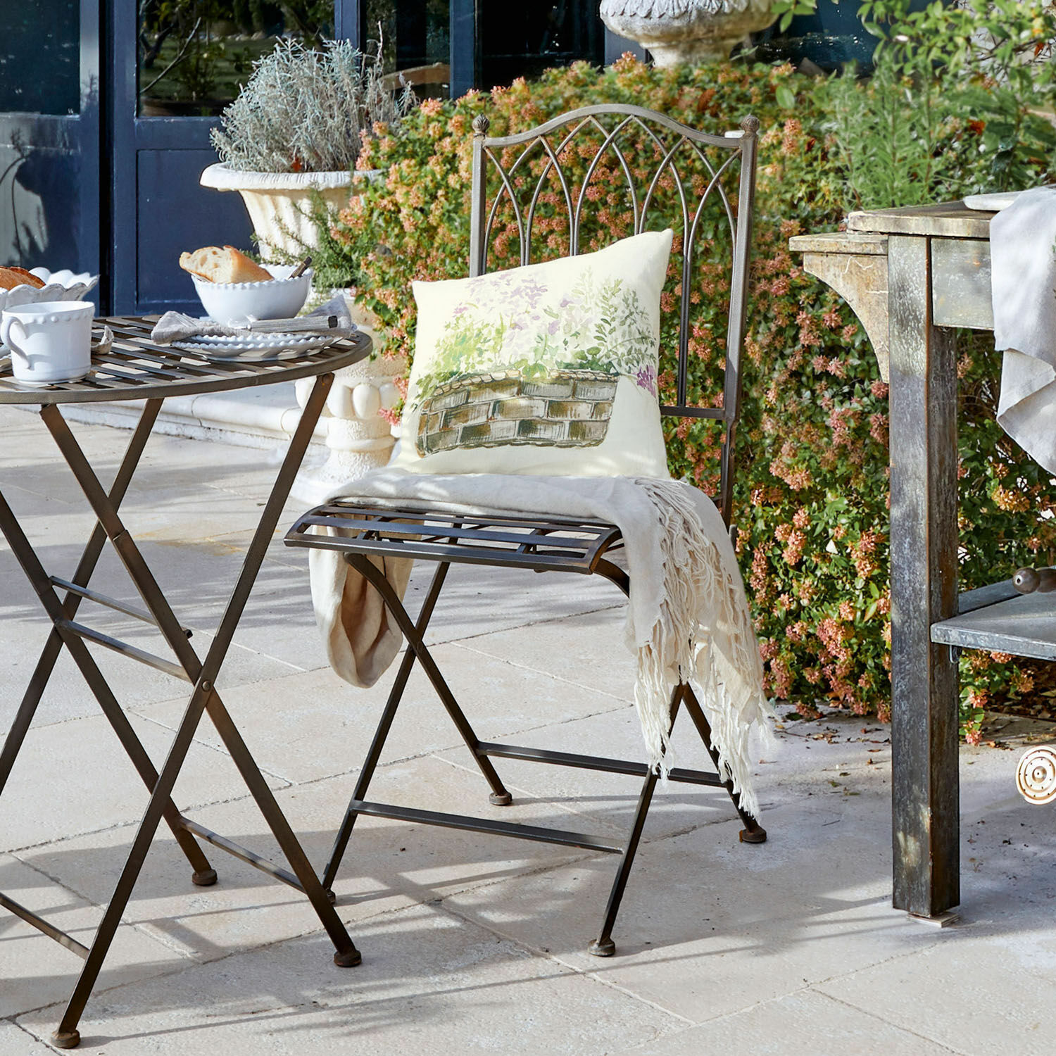 Stuhl Brignoles Brauner Metall-Klapptisch und Stuhl auf Terrasse mit Kissen und Decke für Gartenmöbel