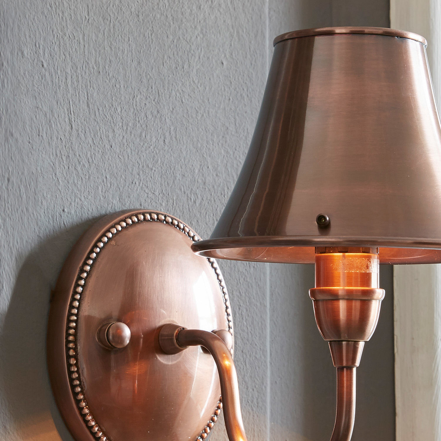 Kupferne Wandleuchte mit vintage Metall-Schirm für stimmungsvolle Innenbeleuchtung